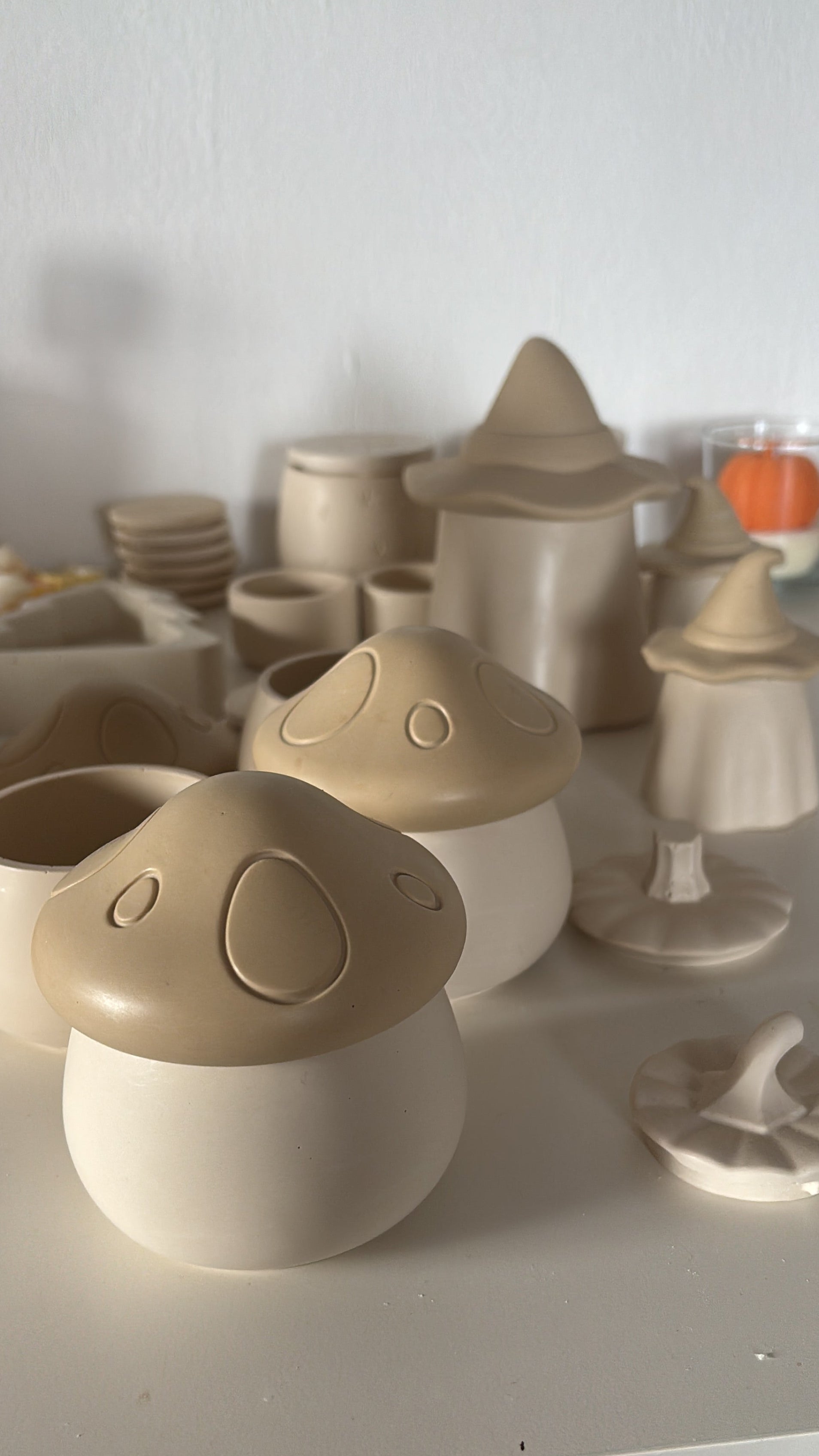 Recipientes de velas hechos a mano en resina Jesmonite con forma de seta, bruja, calabaza