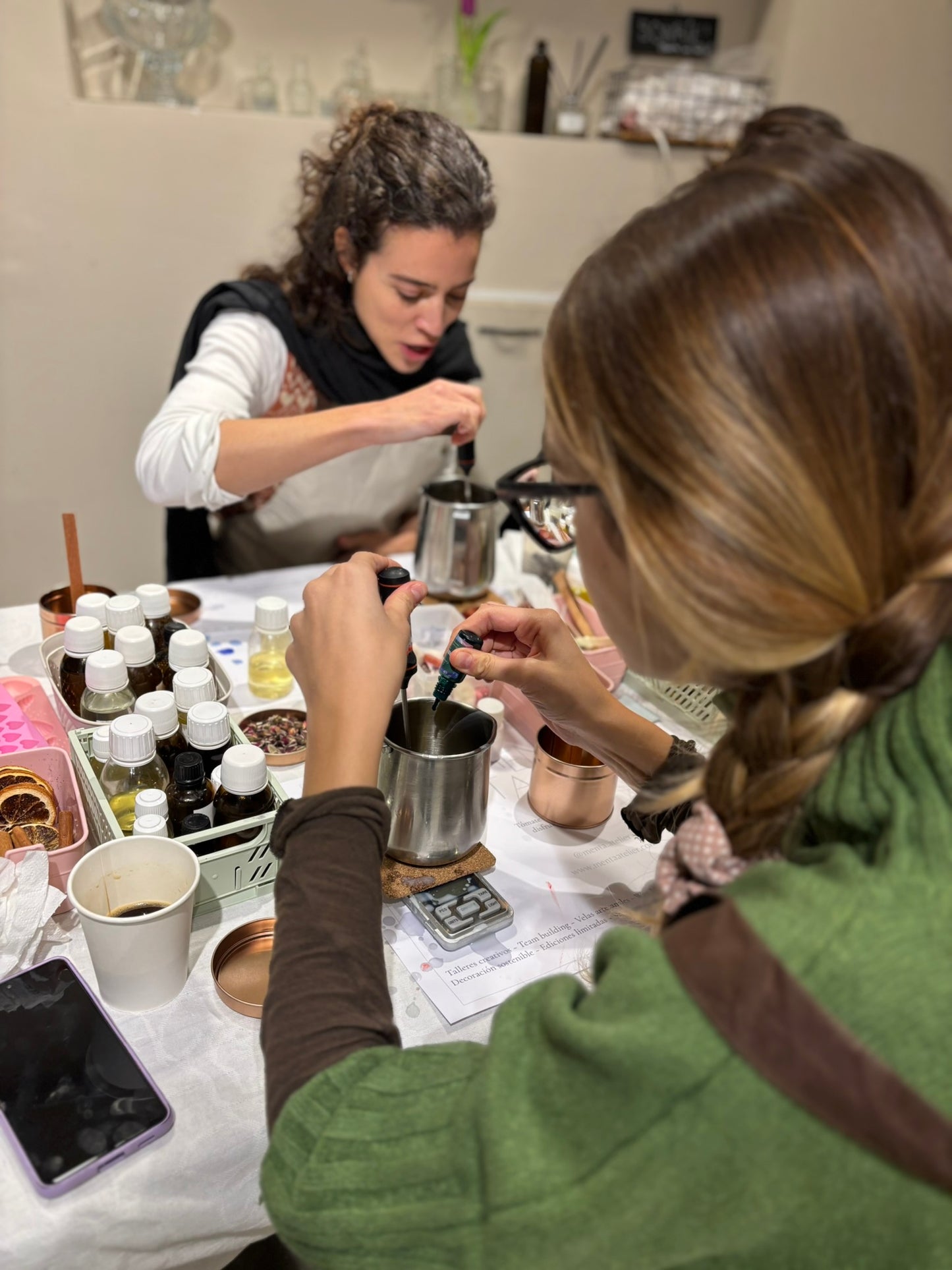 Taller de elaboración de un cuenco de resina y dos velas aromáticas