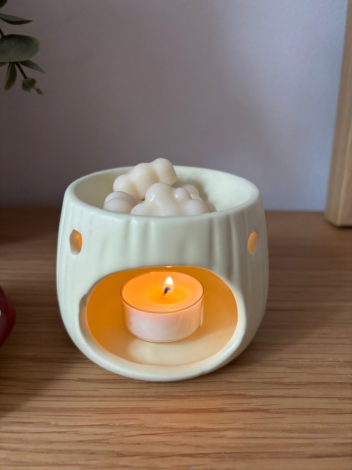 Quemador de cera en forma de seta roja Toad de Menta Atelier con velita de té encendida y wax melts en forma de nube derritindose