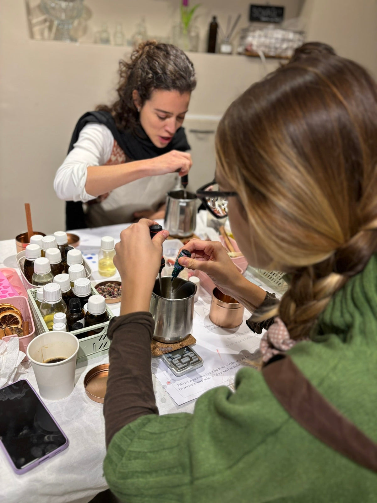 Taller de elaboración de un cuenco de resina y dos velas aromáticas - Menta Atelier