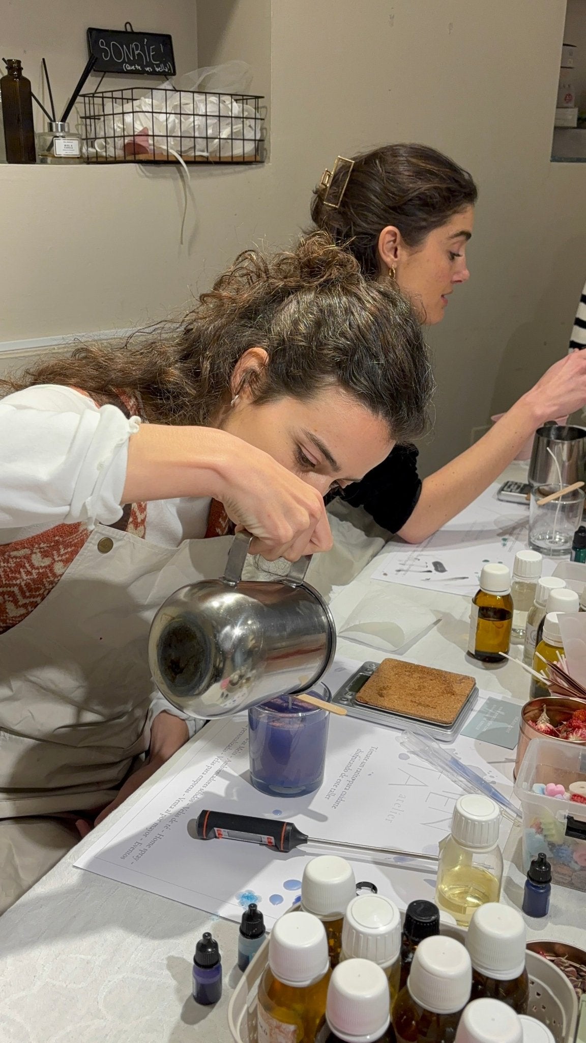 Taller de elaboración de un cuenco de resina y dos velas aromáticas - Menta Atelier